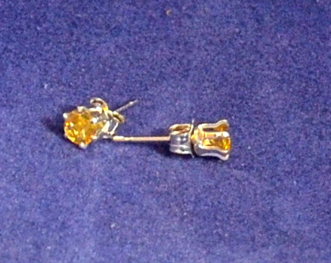 Citrine Studs, 5mm Round, Natural, Set in Sterling Silver E935