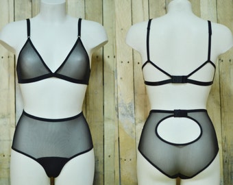 Ensemble lingerie soutien-gorge et culotte taille haute ajourés, noir, dos ouvert, vintage.