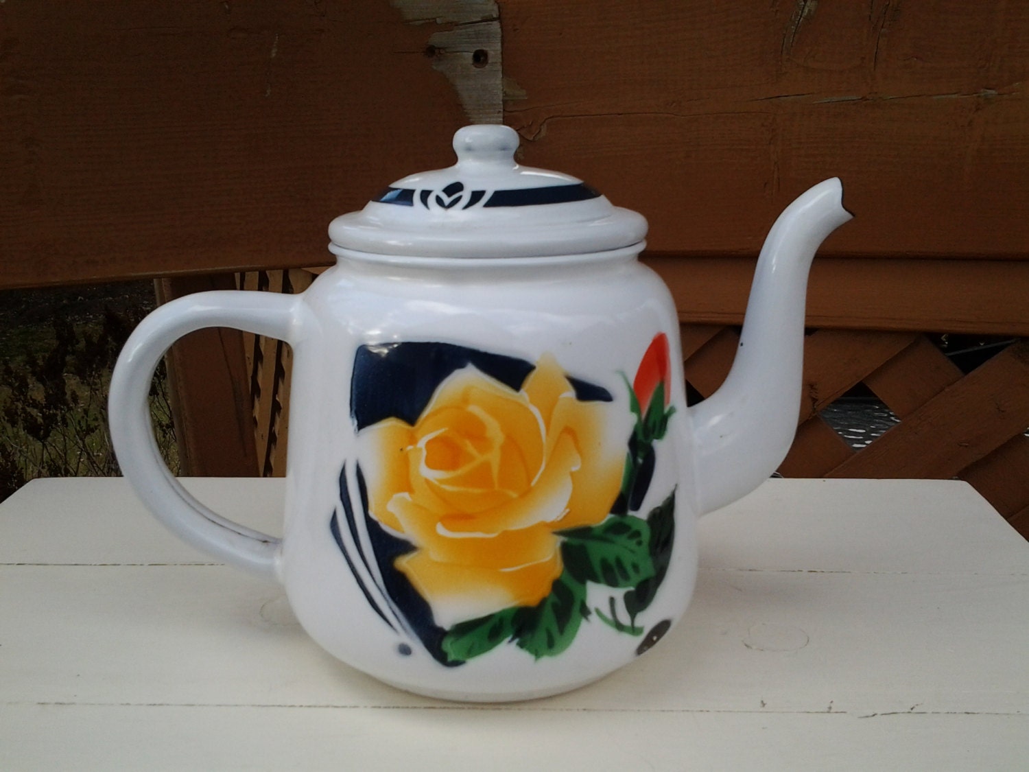 Vintage White Enamel Tea Pot Whit Flowers Desing” Reservoir ” Made in