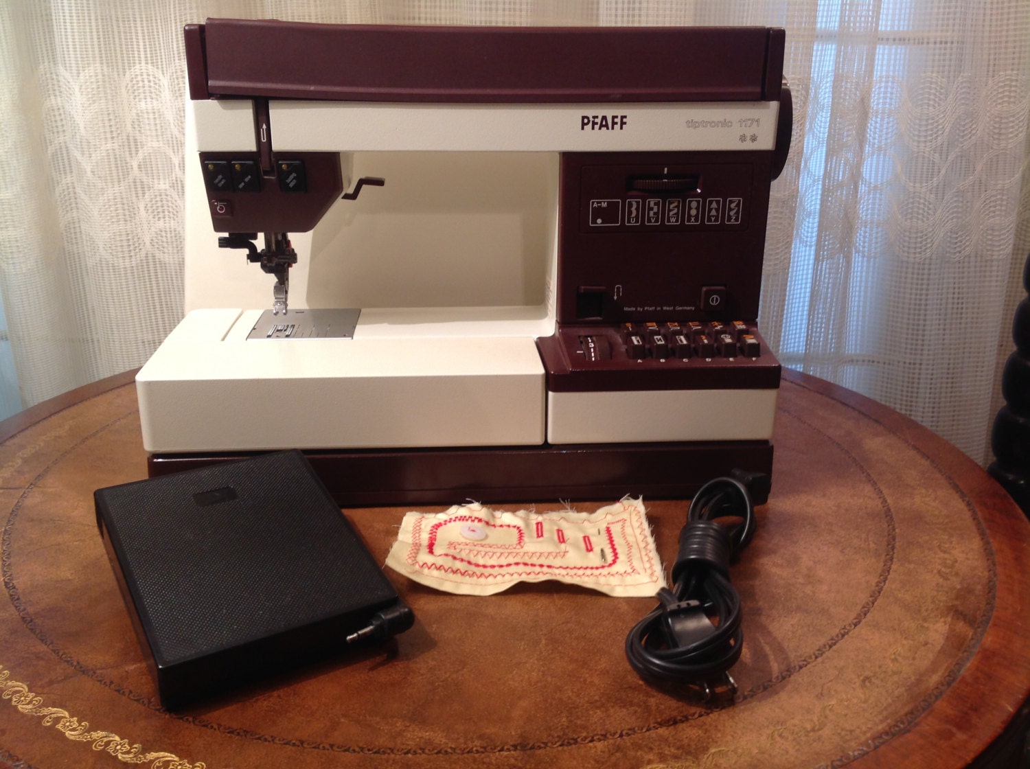PFAFF Sewing Machine Model 1171 and Accessories