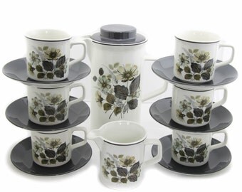 vintage Johnson Brothers teapot 6 x teacups and saucers and creamer