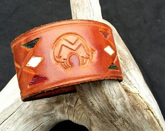 Zuni bear leather cuff, handpainted hand tooled leather cuff, heartline bear, Native American Zuni bear, southwestern leather cuff bracelet