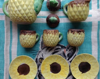Vintage 50's Pineapple toy tea set.