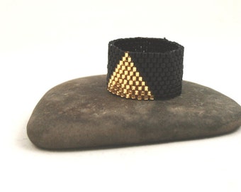 Peyote Ring . Seed Bead Ring . Beadweaving Band . Triangle Design . Black and Gold Beads . Delica Seed Bead Ring