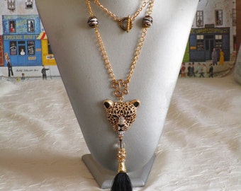 Charmant collier avec pendentif "Un joli tigre noir et métal doré"