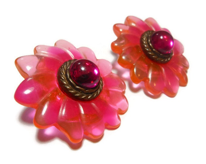 FREE SHIPPING Daisy earrings, colorful mixes of oranges and pinks floral clips molded lucite petals, glass cabochon center bronze rope frame