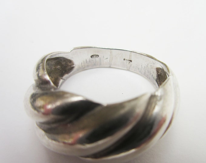 Sterling Band ring - twisted ribbed Silver -modern Mod design - size 7 1/2