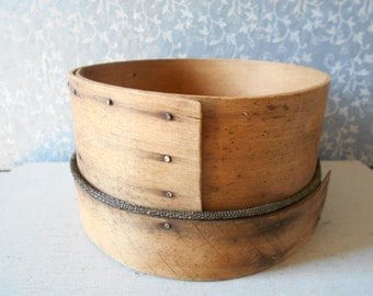 Small vintage wooden sieve , round wood shelf , wall hanging decor, wall display, bent wood .