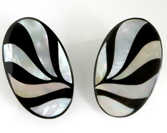 Black & White Necklace, Earrings Set, MOP, Milk Glass Necklace, Vintage Lee Sands Demi Parure, MOP Pierced Earrings Black & White Necklace, Earrings Set, MOP, Milk Glass Necklace, Vintage Lee Sands Demi Parure, MOP Pierced Earrings