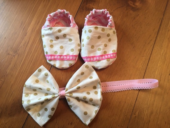 Crib shoes with matching bow