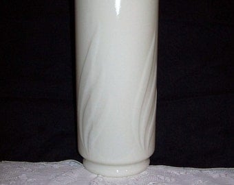 Vintage Aladdin Alacite Ivory Opal Glass Vase 7 1/2" Tall Only 20 USD