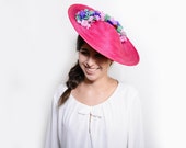 Maclean - Pamela rosa fucsia con flores moradas, malvas y verdes, pamela rosa para boda de día, invitada boda, madrina, hermana de la novia