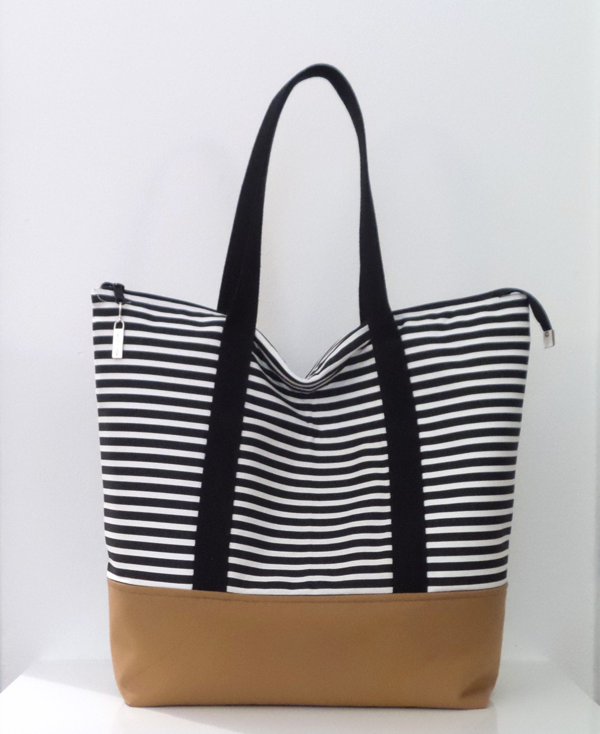 Large tote bag with zipper