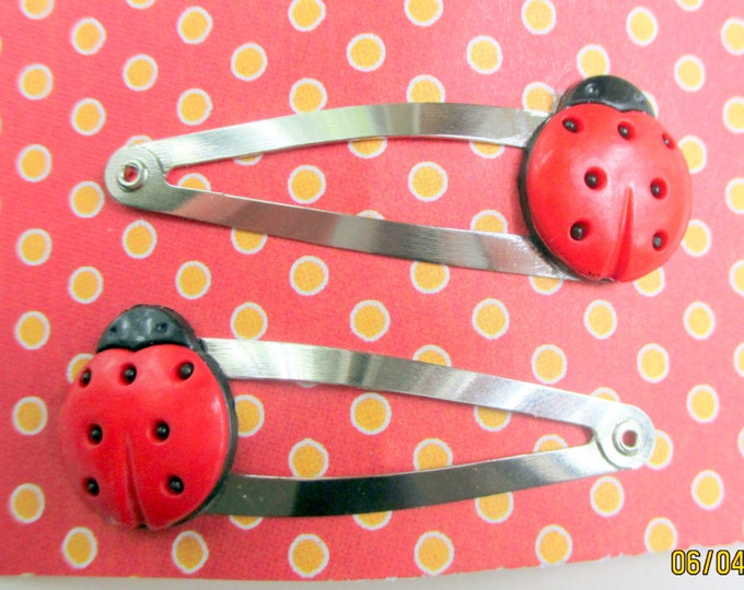 Ladybug barrettes-Little girls hair clips-lady bug-Childrens-Young girls Bobby pins-cute hair clips-kids birthday gifts-toddlers snap clips