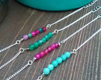Bracelet composé de pierres fines monté sur chaînette argentée