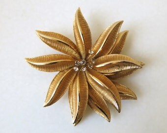 VINTAGE FLOWER BROOCH - Large gold tone flower brooch with clear rhinestones from the 60's