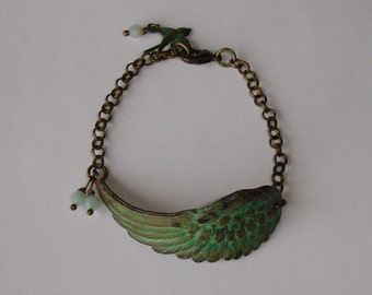 Bracelet aile d'ange patinée vert-de-gris et perles semi-précieuses "aventurine"