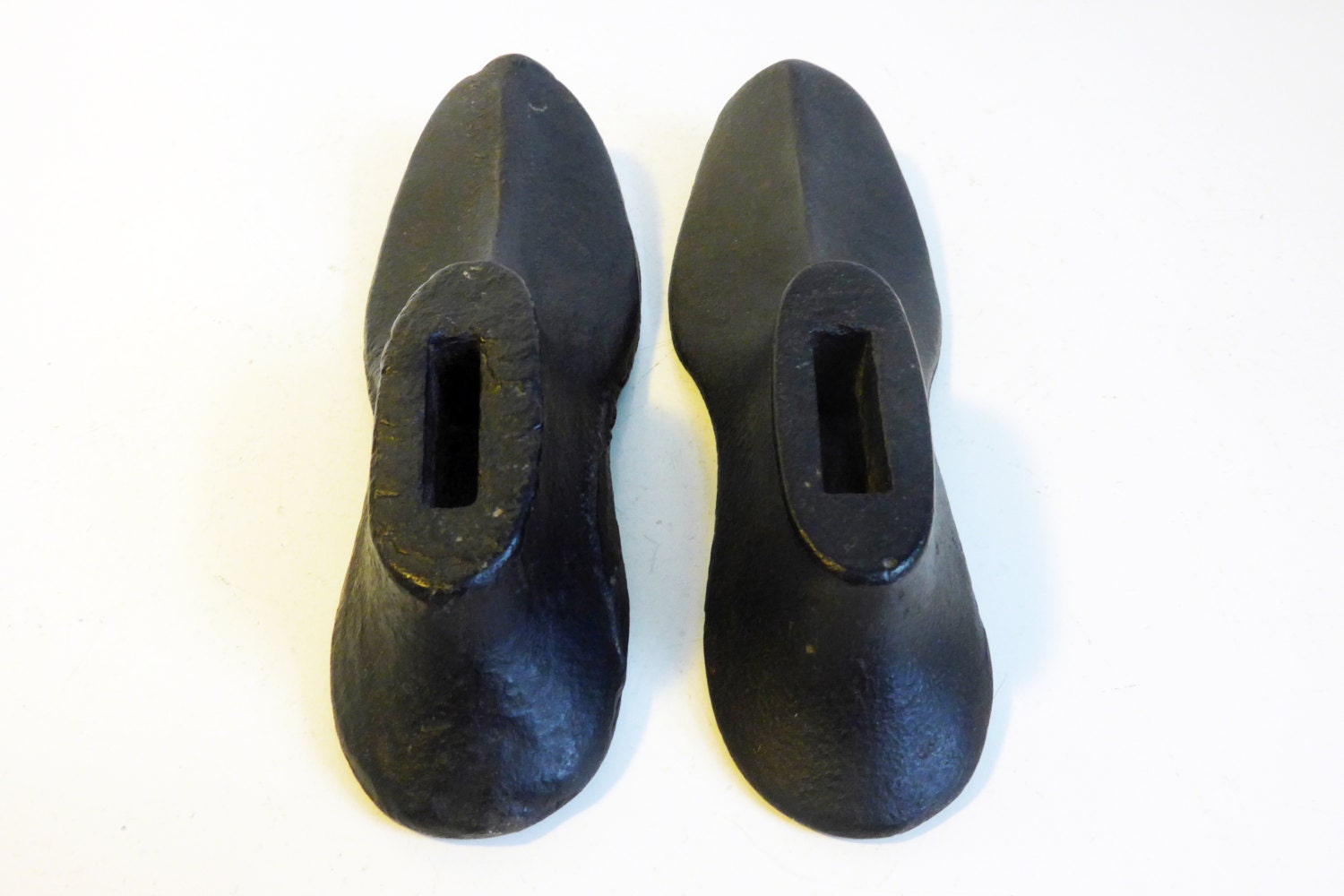 2-vintage-cast-iron-cobbler-shoe-mold-heavy-pair-black-cast-iron-shoe