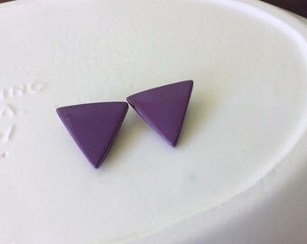 80s purple triangle earrings, purple triangular jewelry, small geometric clip on earrings
