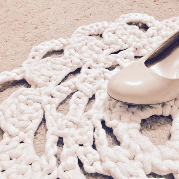 Items similar to Small Chunky Doily Rug on Etsy