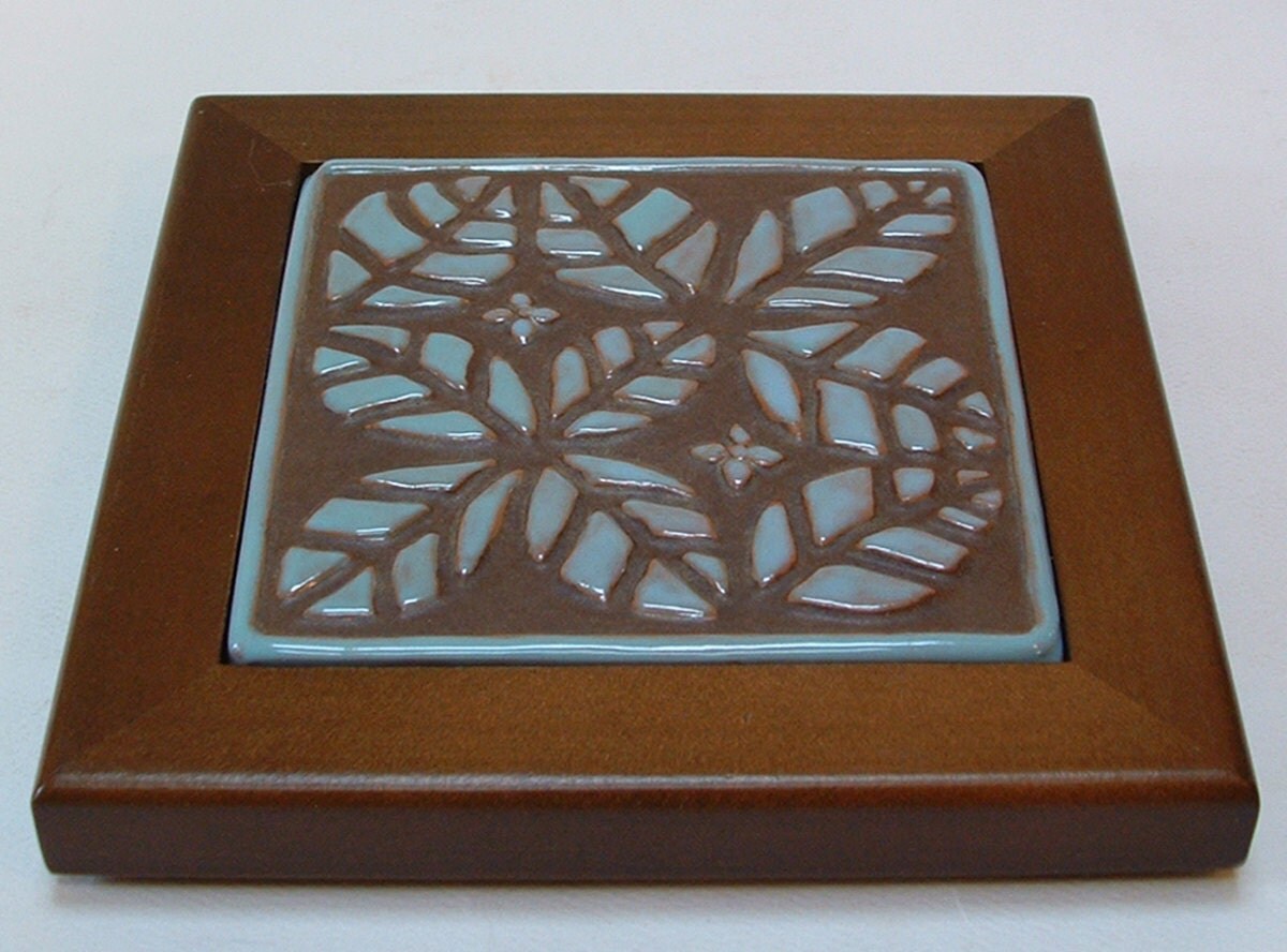 Tile Trivet Ovate leaf pattern/wood framed blue & chocolate