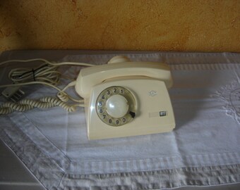 Vieux téléphone creme fonctionne. Old french phone. Vintage . 70's. Seventies. France.