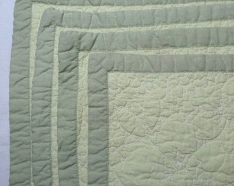 1980s Vintage Set of 4 Quilted Place Mats in Green, 16.25 x 13.5 Inches, Flower Quilting Pattern, Cotton, Vintage Table Linens, Home Decor