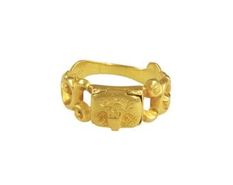 Antique poison ring. Gold locket ring circa 19th century.