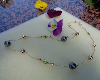 Necklace in gold with Tahitian pearls and Peridot, wonderfully combined in gold filled