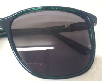 Green sunglasses - vintage sunglasses - classic sunglasses - 1980s sunglasses - 1980s eyewear - retro sunnies