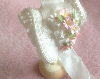 Handmade 1/12th scale dollhouse miniature beautiful Ivory silk bonnet