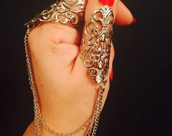 Arrow Ring and thumb ring, made with multi dangle chains in silver color and a vintage style filigree, the ring its sizable.