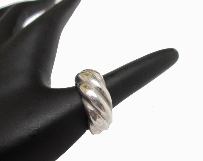 Sterling Band ring - twisted ribbed Silver -modern Mod design - size 7 1/2