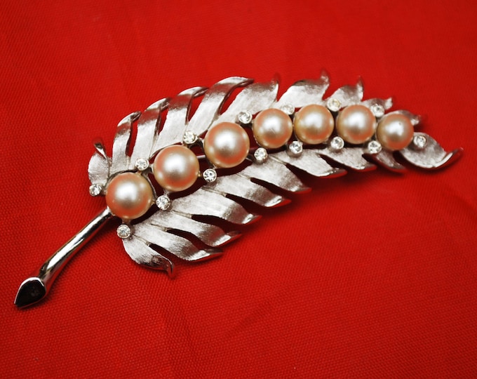 Crown Trifari Leaf Brooch - White Pearl - rhinestone - silver flower - Mid Century pin