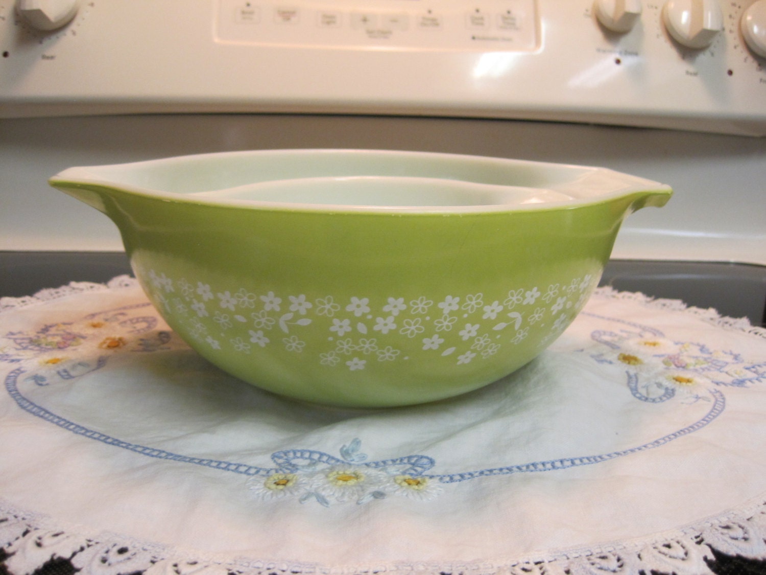 Vintage Set Of Two Crazy Daisy Pyrex Bowls.1960s