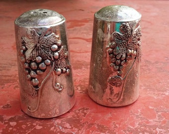 Salt and pepper cellars, metal salt and pepper cellars, classic textured silverware salt & pepper cellars, grapes silverware (Varv/pras2)