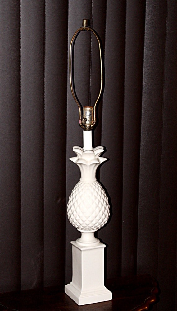 Vintage White Pineapple Table Lamp Hollywood by QUEENIESECLECTIC