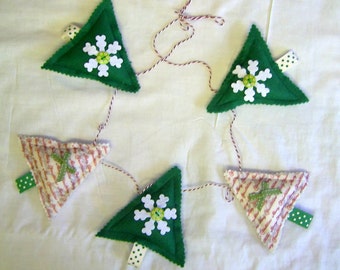Christmas Felt Garland, Christmas Tree Bunting, Christmas Wall Hanging Decoration, Christmas Decor, Festive Decor, Xmas Green & White Tree