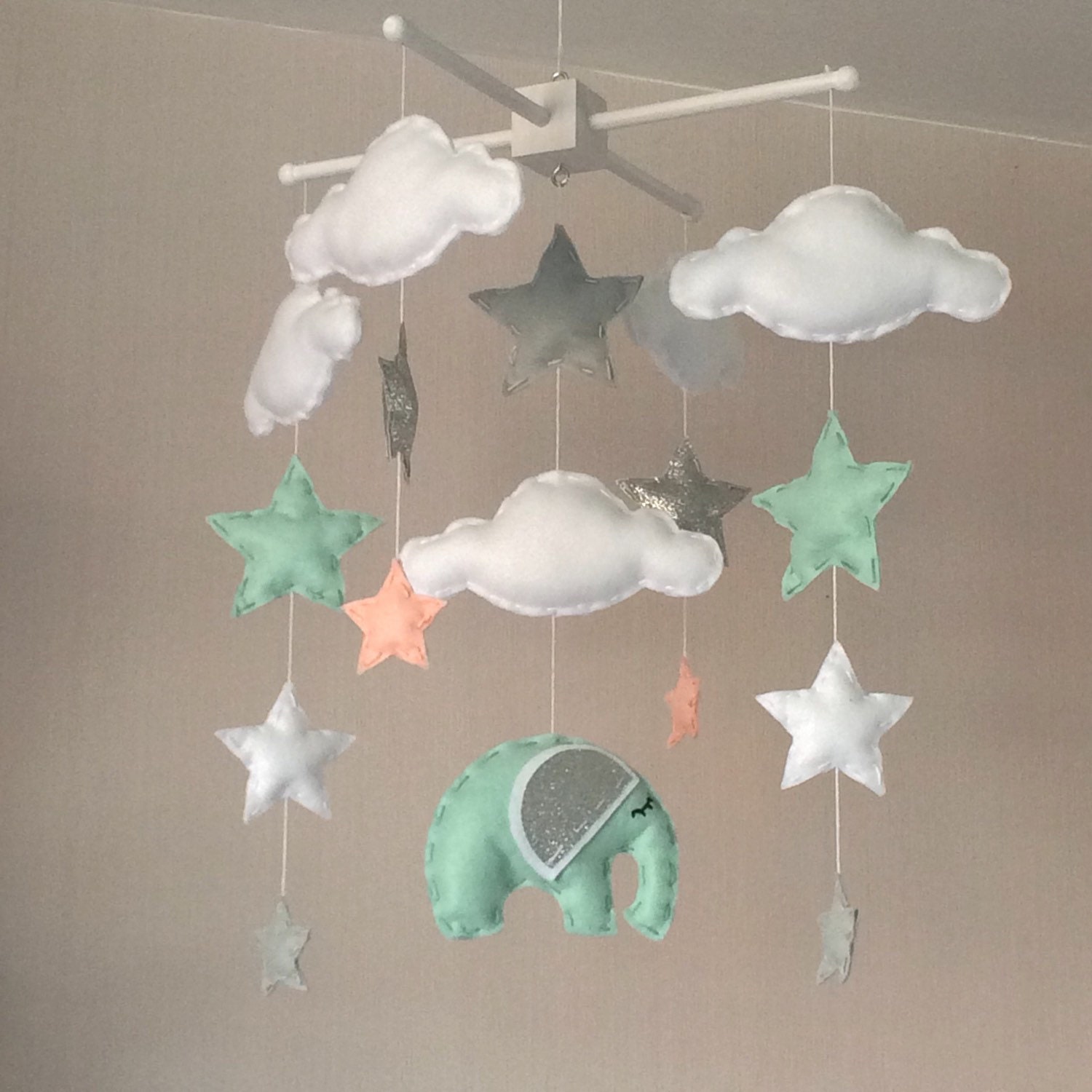 Baby mobiel cot mobile wolken sterren en olifant door ellaandboo