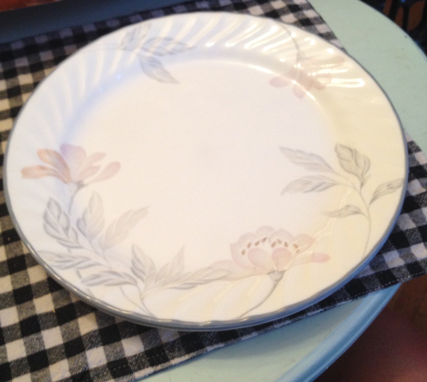 Vintage (c.1995) Corelle USA Pink Trio pattern dinner plate. Pink/grey