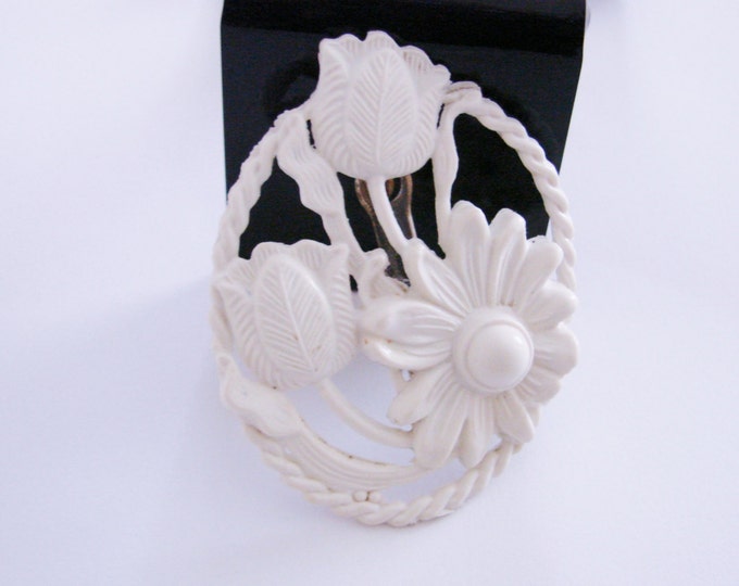Large 30s 40s White Textured Floral Brooch / Vintage Jewelry / Jewellery