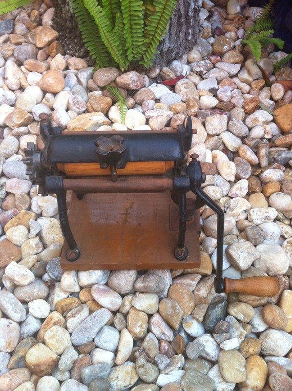 Vitantonio MFG Company HandCrank Pasta Maker