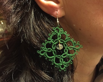 Rhombus Earrings, orecchini a rombo, chiacchierino, color verde muschio, deep green, stile particolare, needle tatting, pendente con pietra