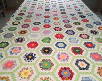 Grandma's Flower Garden Vintage Handmade Quilt from the early 1970's in New Condition