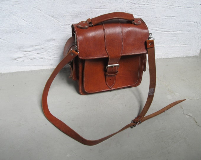 Saddle leather shoulderbag, crossbody bag, chestnut brown rigid leather messenger daypack, cognac coloured travel bag, for men and women