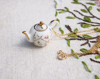 Gold Lattice Teapot Necklace