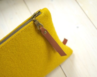 FELT POUCH / Large Pencil Case / Makeup bag / Clutch in mustard yellow merino wool felt Travelbag felt zippercase