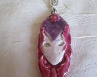 Broche métal argenté et céramique de la parure "Masques vénitiens"
