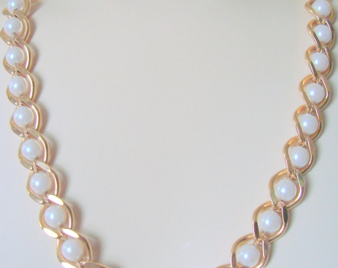 1980s Retro Goldtone Simulated Pearl Necklace / Vintage Jewelry / Jewellery