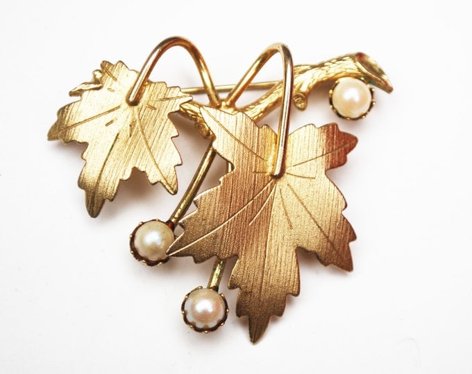 Sara Coventry Leaf Brooch gold and cultured pearl Maple leaf pin